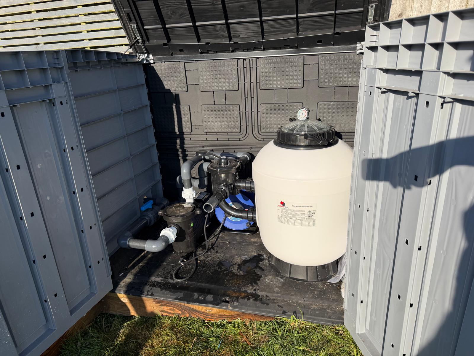 Outdoor swimming pool filter and pump installed in a compact enclosure